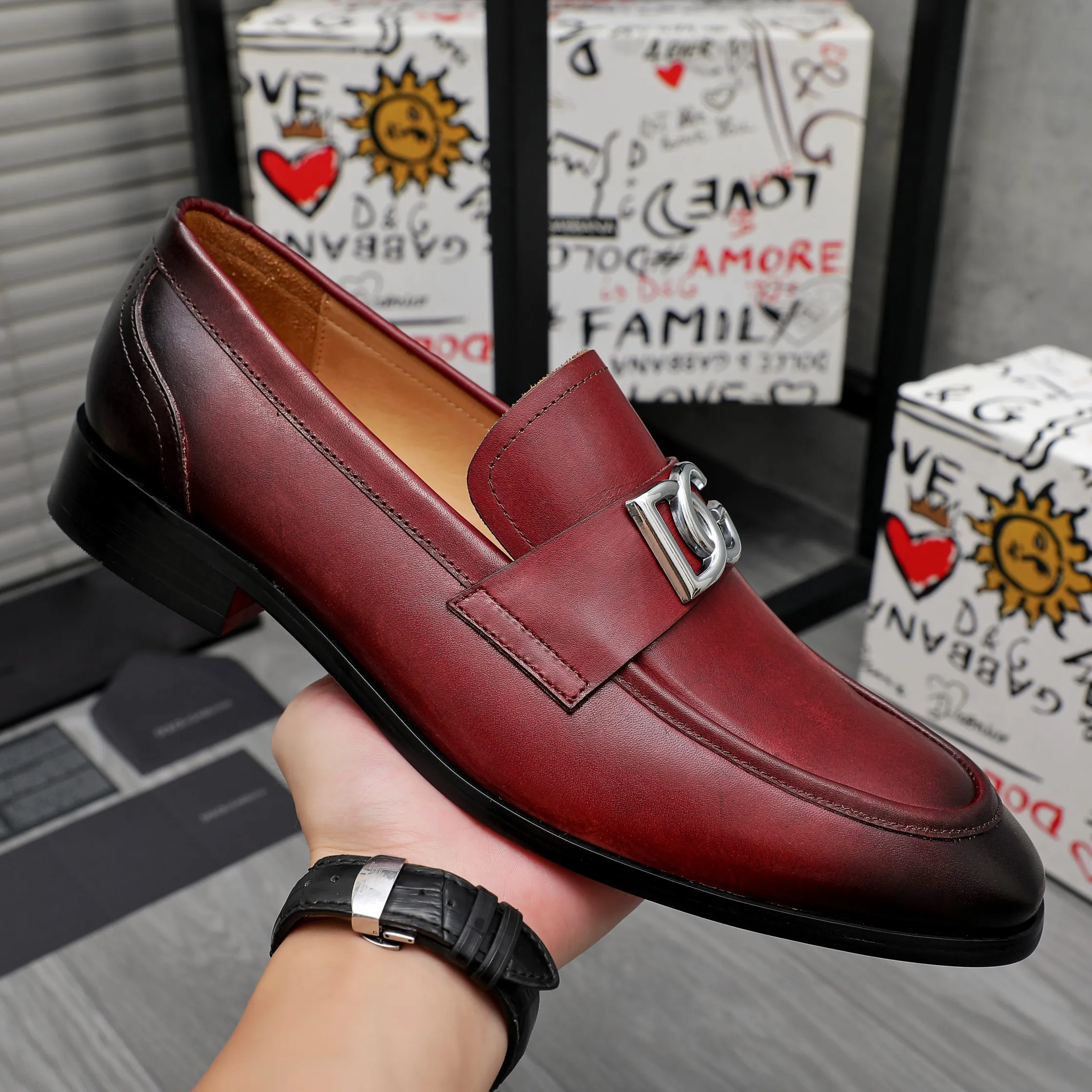 Men's shoes 💰500 Product trademark: DG (Dolce & Gabbana) business casual leather shoes Regular size: 38-45 (45 is custom-made and non-returnable) Product materials: Selected high-quality color-brushed cowhide upper, cowhide lining, original outsole